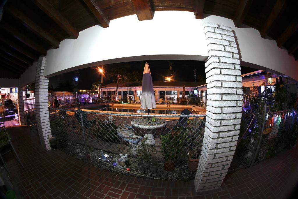 Adobe Hacienda Motel Hollywood Extérieur photo